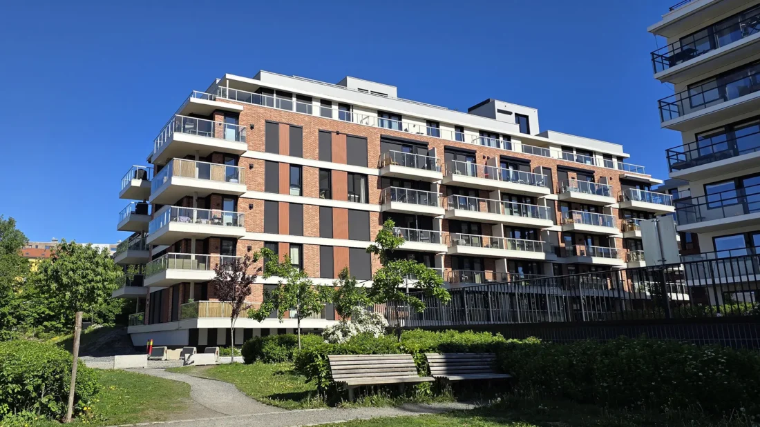 Ensjøparken i Oslo kledd meg lyst tegl