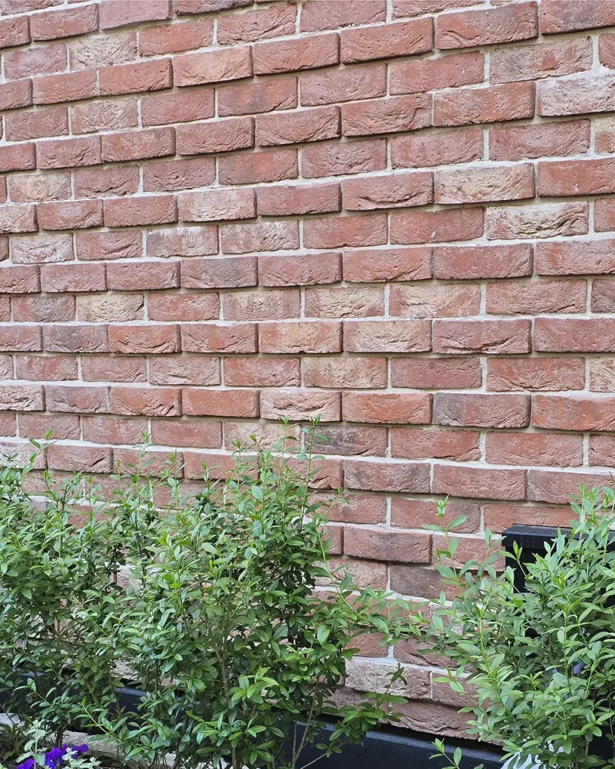 nærbilde av fasade kledd med lys tegl