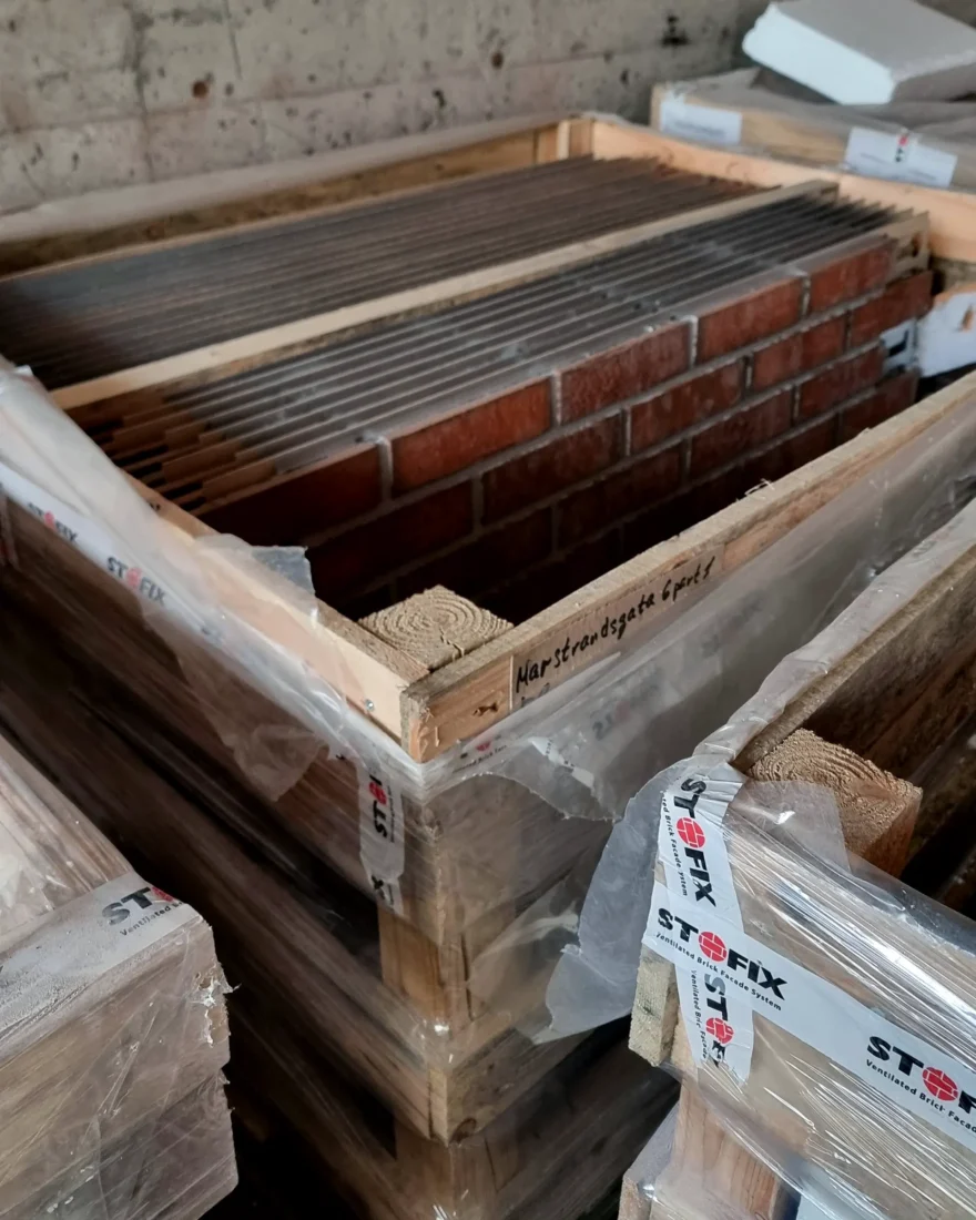 stofix ventilert teglfasade ankommer byggeplass i kasser. klar til montering.