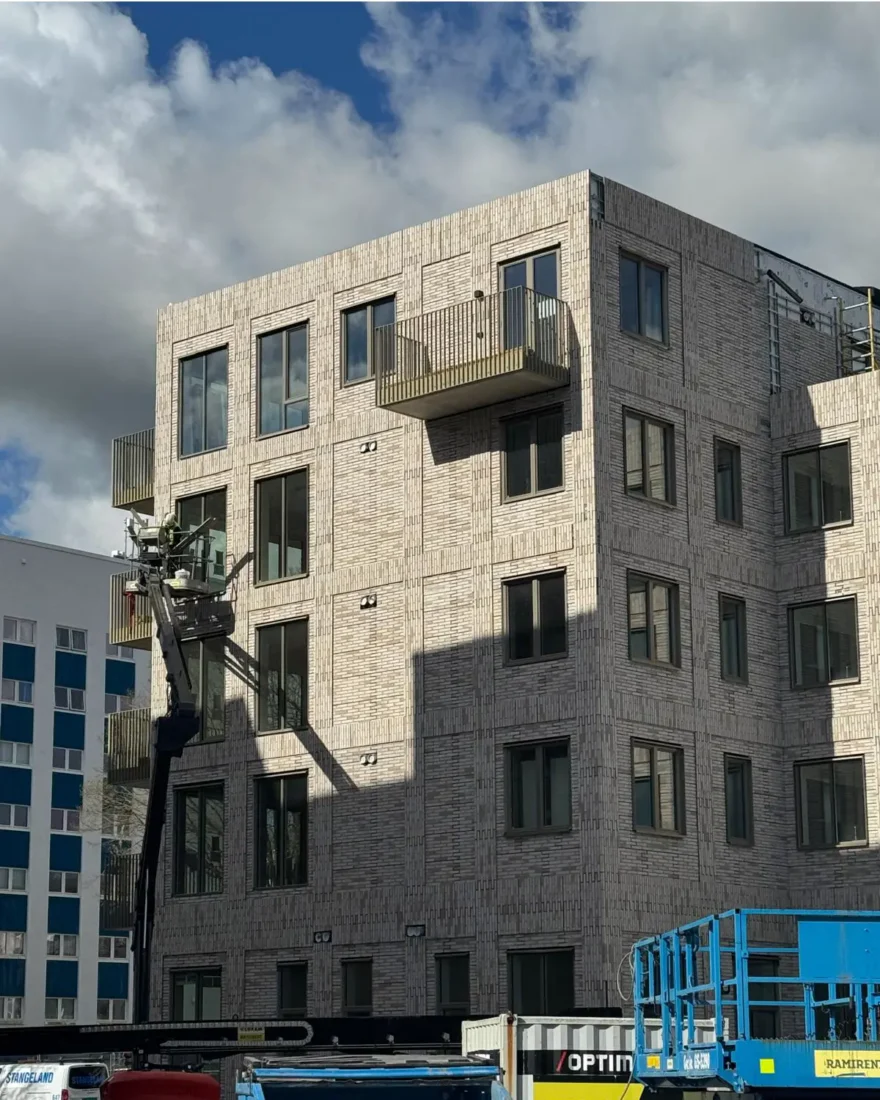 teglfasade med stofix system på skeiane stasjon