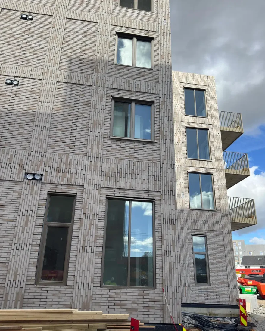 stofix ventilert fasadesystem med lys tegl ved skeiane stasjon