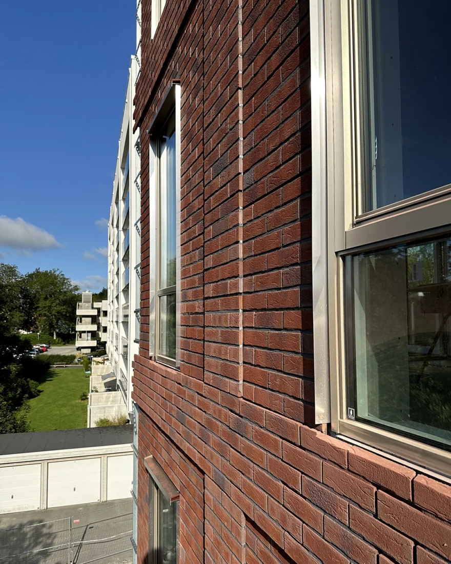 detaljer i fasade med stofix ventilert teglfasadesystem