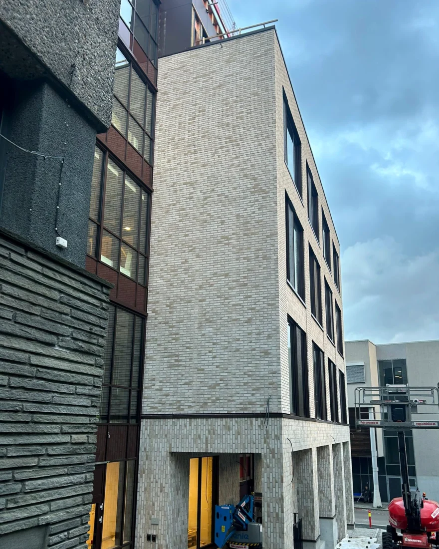 nybygget i Dronningsgate 19 i Moss. fasaden er kledd med stofix teglfasade