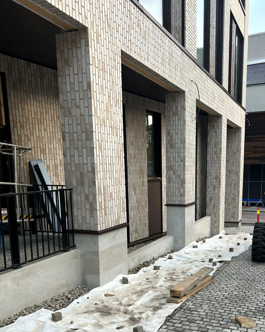 nybygget i Dronningsgate 19 i Moss. fasaden er kledd med stofix teglfasade
